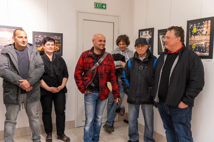 Игра с цветовете в различни въздействащи сюжети отразяват в “По тъмно” любителите фотографи