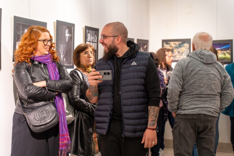 Игра с цветовете в различни въздействащи сюжети отразяват в “По тъмно” любителите фотографи