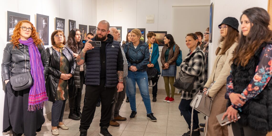 Игра с цветовете в различни въздействащи сюжети отразяват в “По тъмно” любителите фотографи