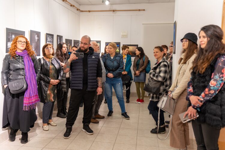 Игра с цветовете в различни въздействащи сюжети отразяват в “По тъмно” любителите фотографи