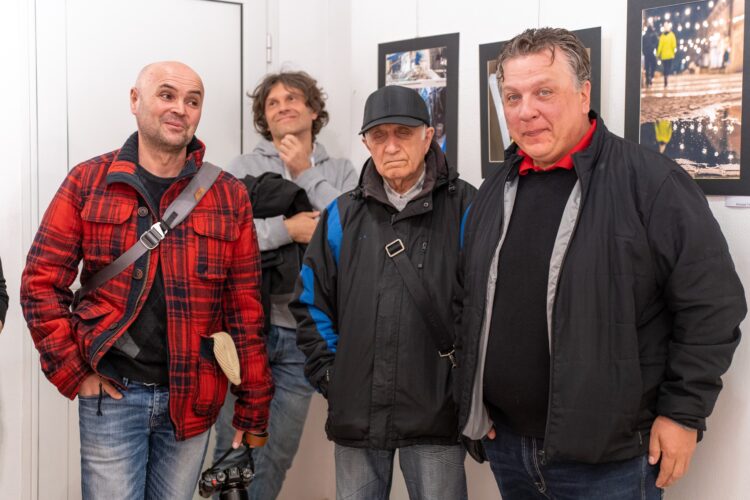 Игра с цветовете в различни въздействащи сюжети отразяват в “По тъмно” любителите фотографи