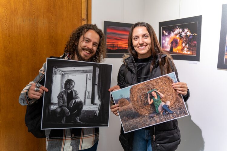 Игра с цветовете в различни въздействащи сюжети отразяват в “По тъмно” любителите фотографи