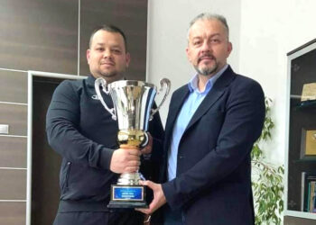 И кметът вдигна шампионската волейболна купа, връчиха му златен медал