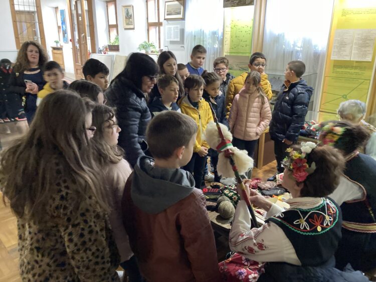 Че занаятите са навсякъде научиха десетки деца от Севлиево