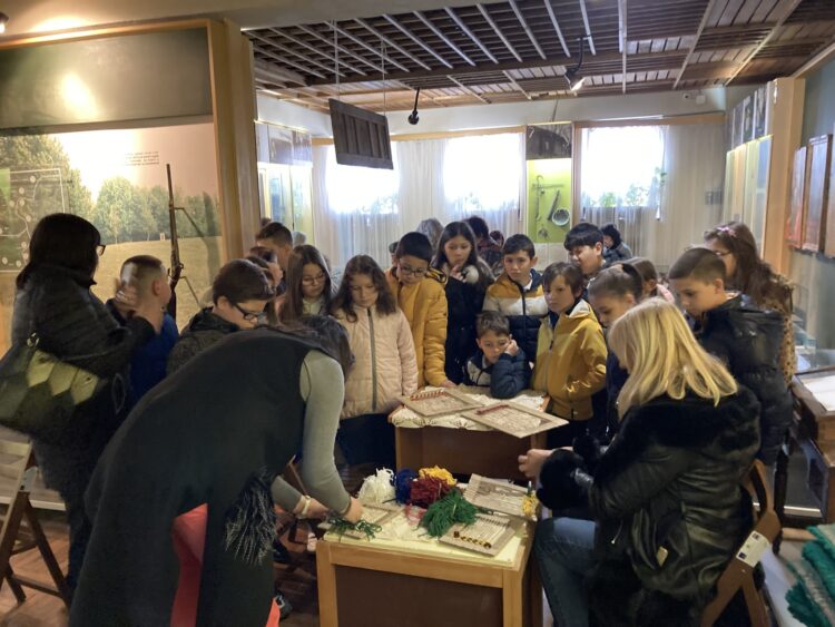 Че занаятите са навсякъде научиха десетки деца от Севлиево