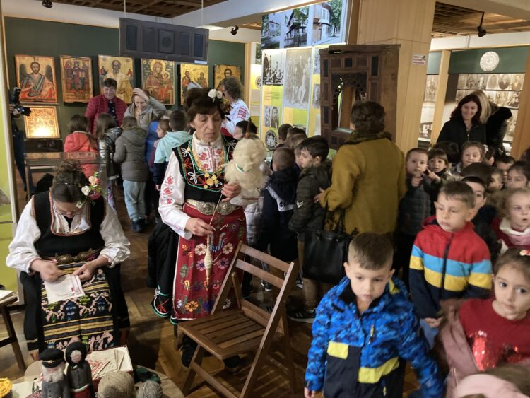 Че занаятите са навсякъде научиха десетки деца от Севлиево