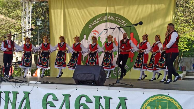 Първи места, нови успехи и награди за танцов клуб “Хопни ми, тропни ми” и трио “Звън”