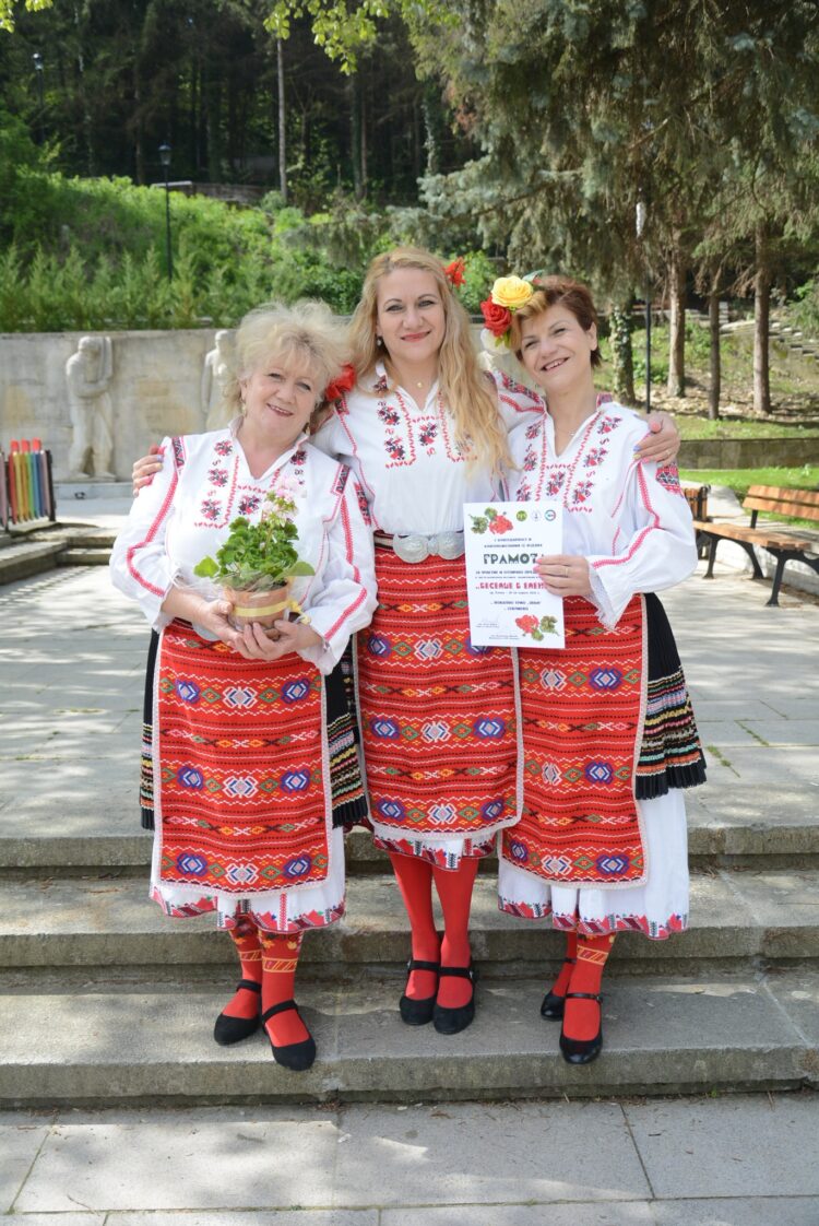 Първи места, нови успехи и награди за танцов клуб “Хопни ми, тропни ми” и трио “Звън”