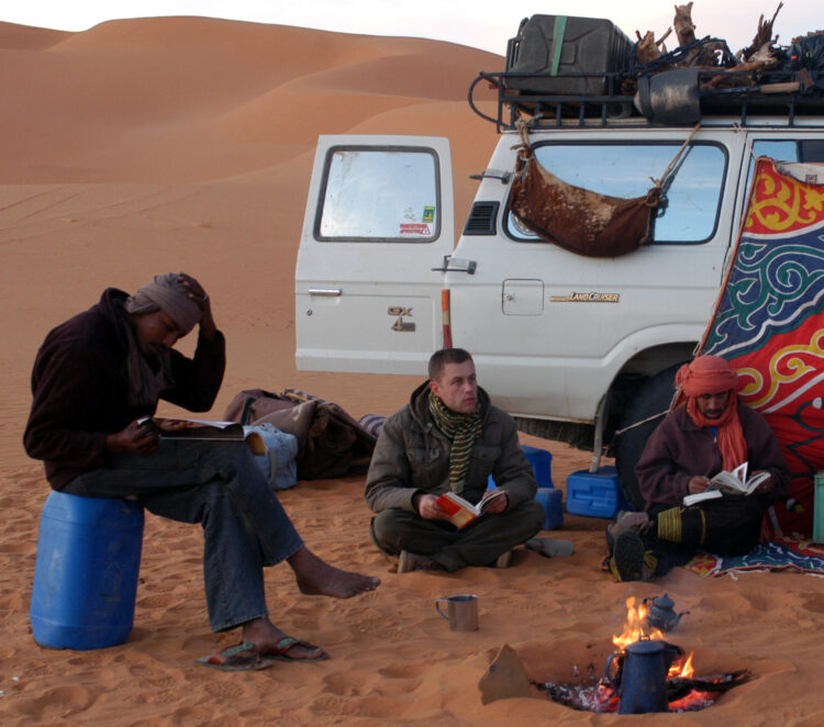 Журналистът Георги Милков представя книгата си “Истории от ръчния багаж” в Градската библиотека