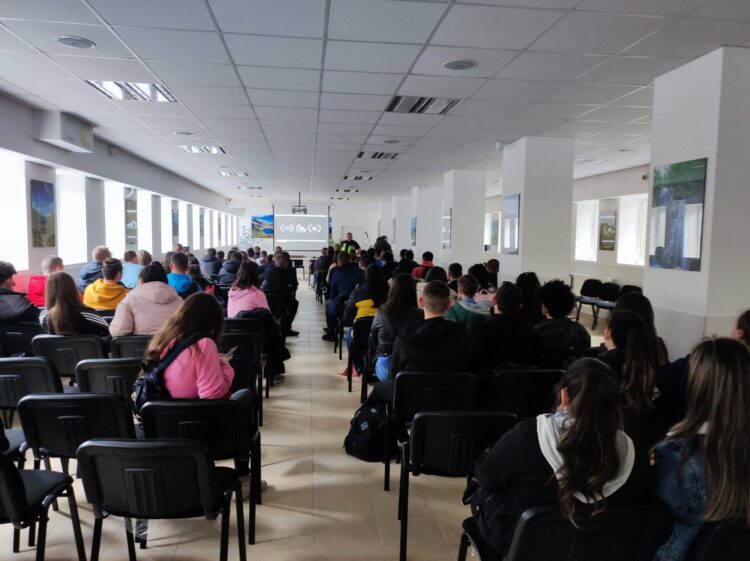 Пътни полицаи беседваха с абитуриенти в навечерието на баловете