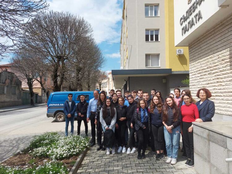 Ученици от ПГМЕТ на гости в Районния съд