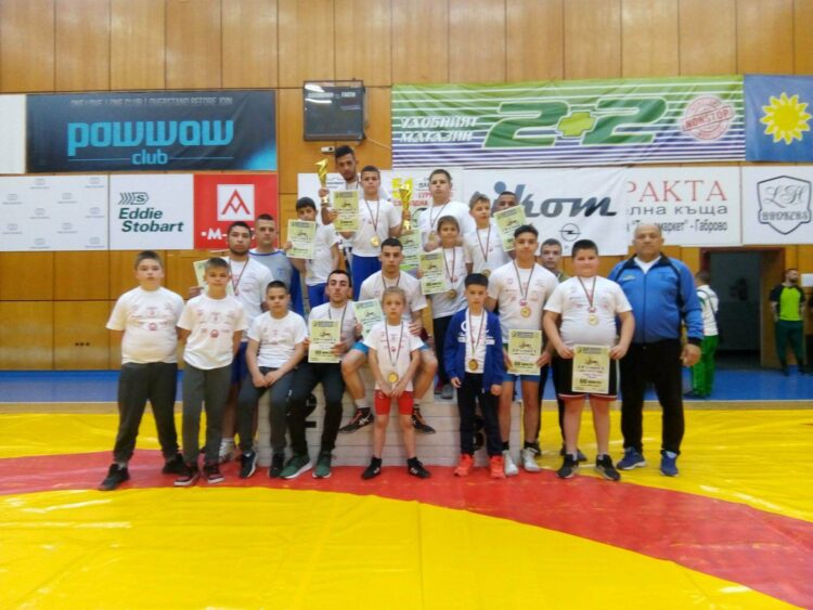 11 медала и купи за най-техничен и най-резултатен състезател в домакинския турнир “Млади Данколовци”