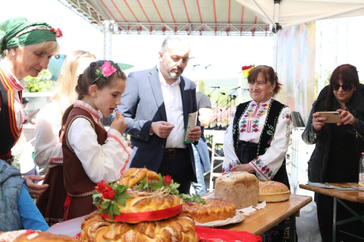 Севлиево изрисува българския трибагреник със семена