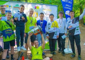 Подиум за петима колоездачи в спускането за деца