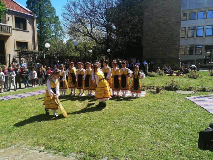 “Пролетна седянка” с песни и танци пред Историческия музей