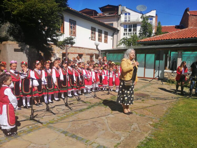 “Пролетна седянка” с песни и танци пред Историческия музей