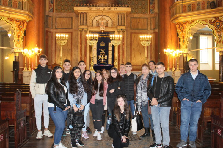 Проектът “Холокост и толерантност” &#8211; урок по история за учениците от ПГМЕТ в Централната софийска синагога