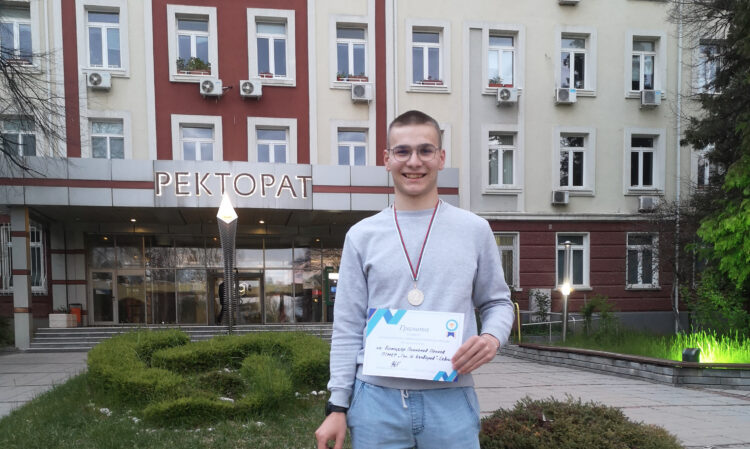 Божидар Пенков от ПГМЕТ с отлична оценка от XXXIX Национална олимпиада по Техническо чертане