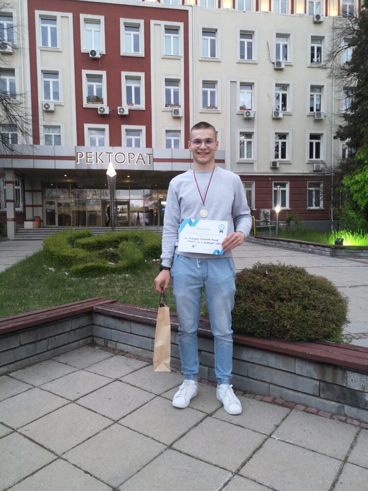 Божидар Пенков от ПГМЕТ с отлична оценка от XXXIX Национална олимпиада по Техническо чертане