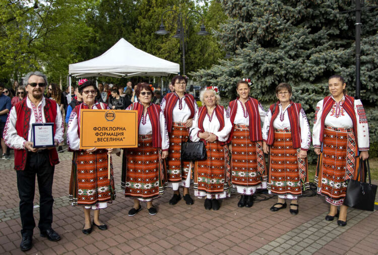 С пъстра плетеница от изкуства и талант празнува най-българската светиня – Читалището