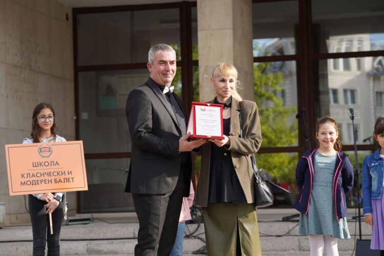 С пъстра плетеница от изкуства и талант празнува най-българската светиня – Читалището