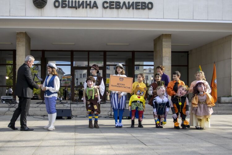 С пъстра плетеница от изкуства и талант празнува най-българската светиня – Читалището