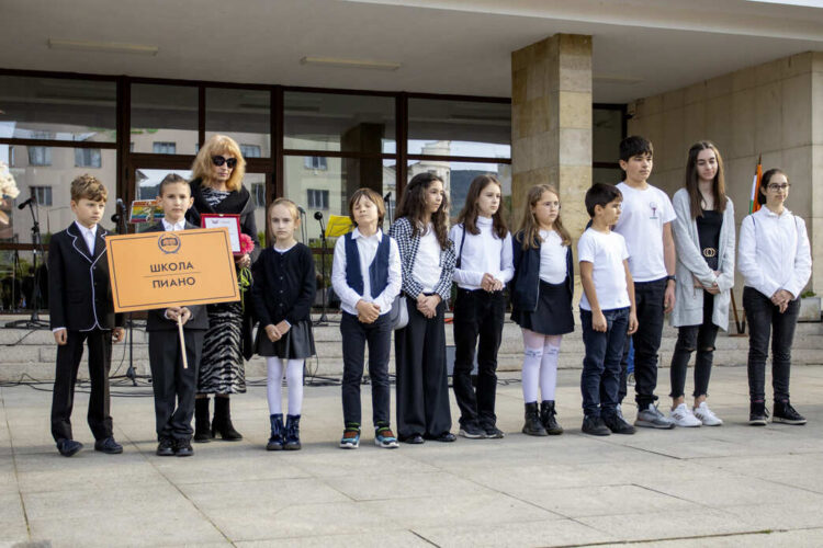 С пъстра плетеница от изкуства и талант празнува най-българската светиня – Читалището