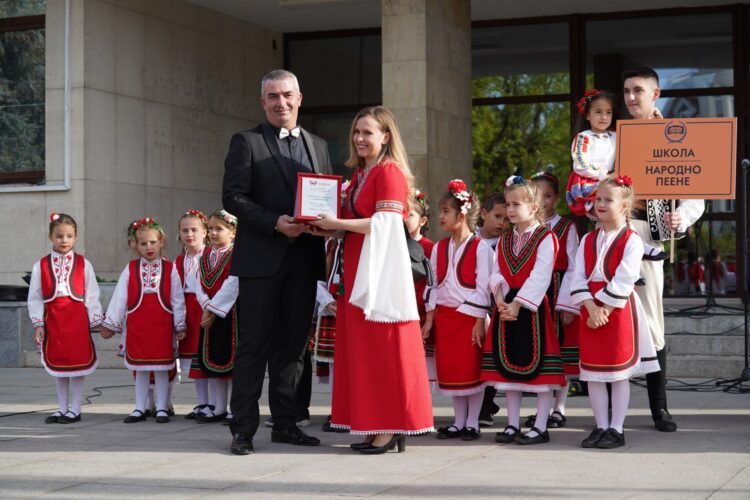 С пъстра плетеница от изкуства и талант празнува най-българската светиня – Читалището