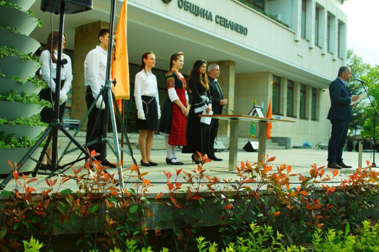 С пъстра плетеница от изкуства и талант празнува най-българската светиня – Читалището