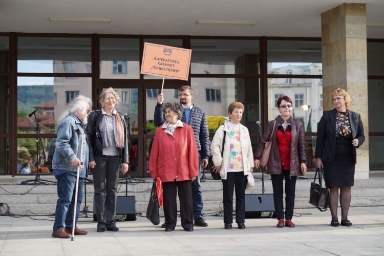 С пъстра плетеница от изкуства и талант празнува най-българската светиня – Читалището