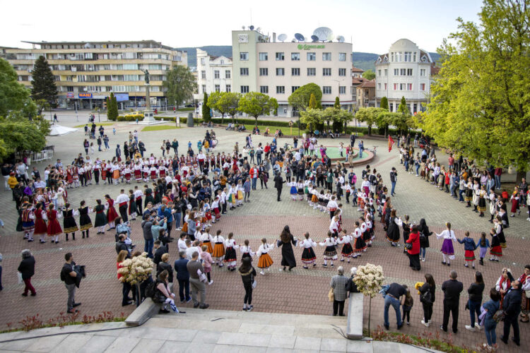 С пъстра плетеница от изкуства и талант празнува най-българската светиня – Читалището