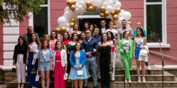 С бели гълъби изпратиха Випуск 2023 в СУ “Васил Левски”