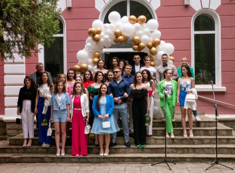 С бели гълъби изпратиха Випуск 2023 в СУ “Васил Левски”