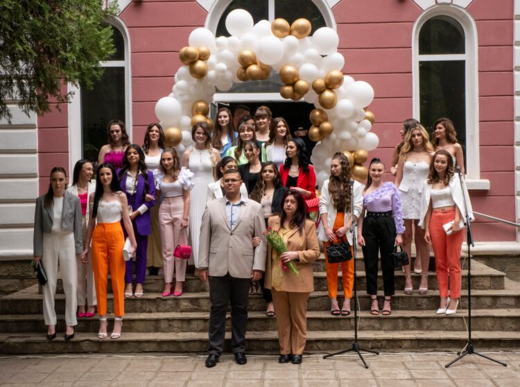 С бели гълъби изпратиха Випуск 2023 в СУ “Васил Левски”