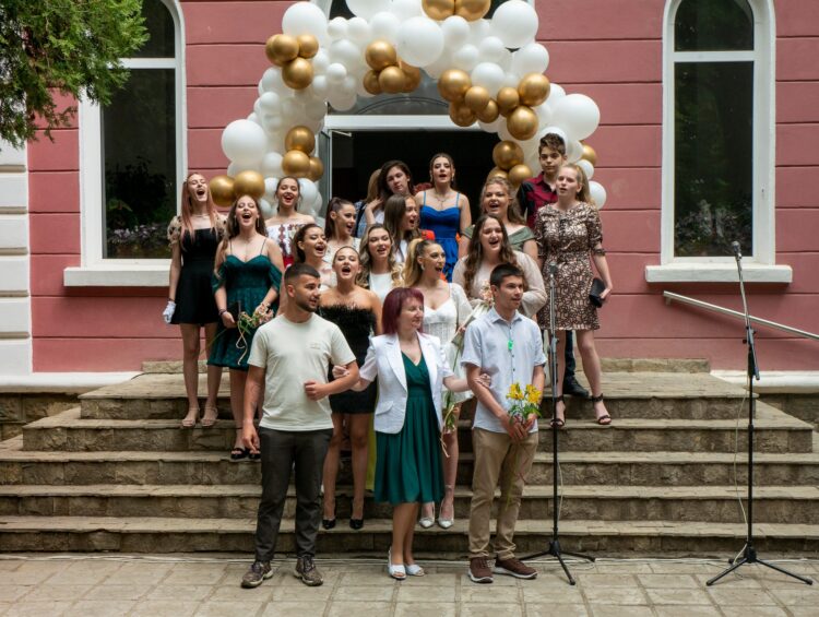 С бели гълъби изпратиха Випуск 2023 в СУ “Васил Левски”