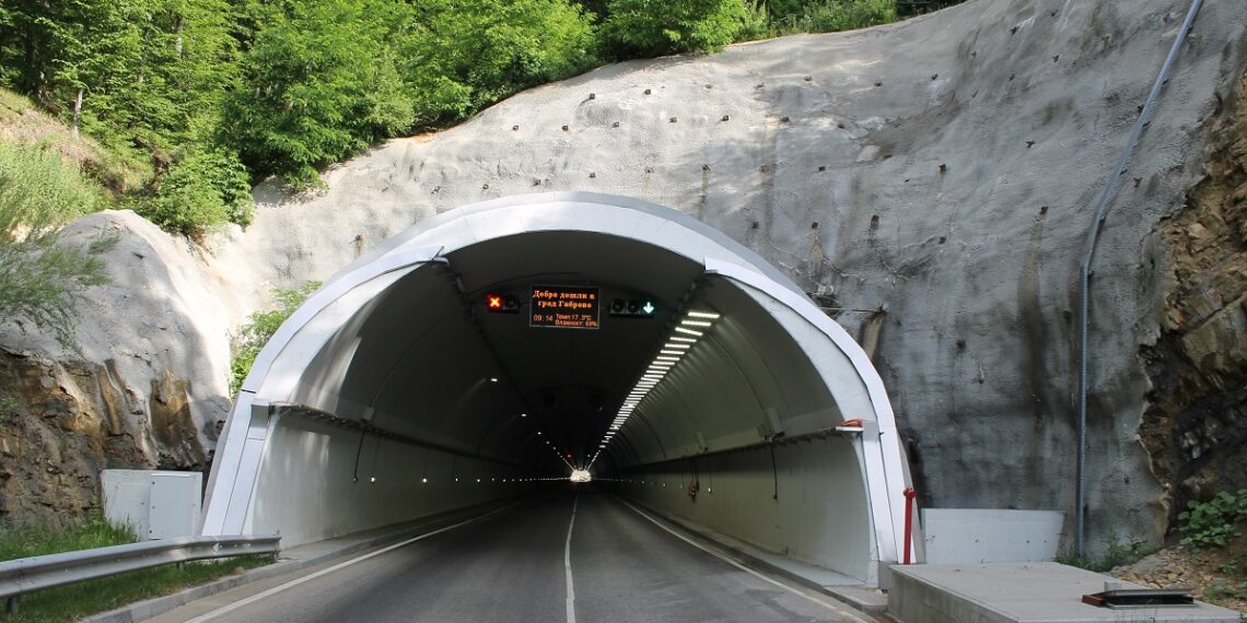 Вече 6 месеца се бави тунелът под Шипка