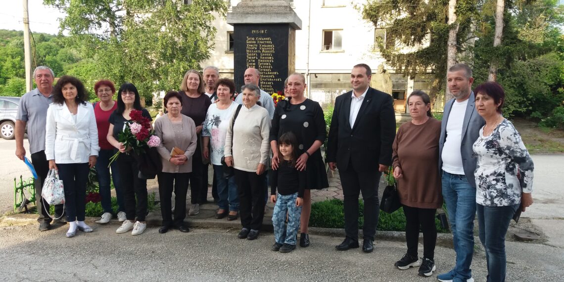 След прекъсване от 13 години – отново цветя пред паметника в село Ловнидол