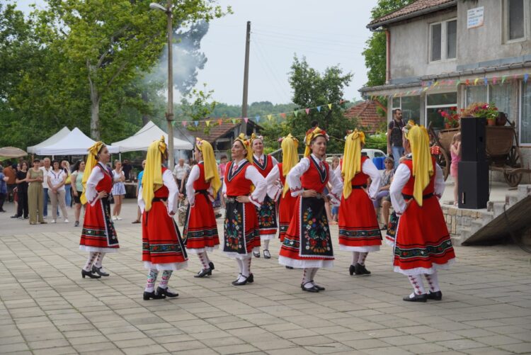 Аромат на лечебни треви, нови знания и много забавления на Шестия “Фестивал на билките” в с. Младен