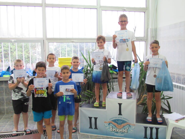 Най-малките плувци донесоха много емоции в сините коридори