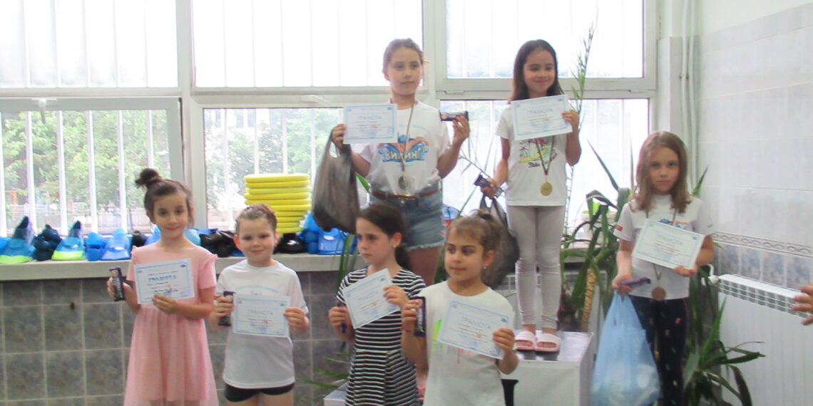 Най-малките плувци донесоха много емоции в сините коридори