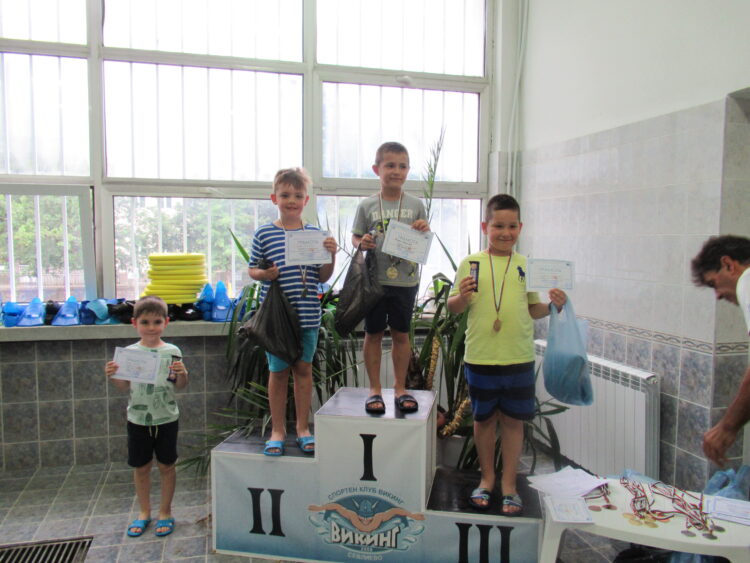 Най-малките плувци донесоха много емоции в сините коридори