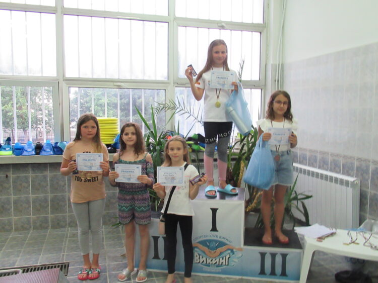 Най-малките плувци донесоха много емоции в сините коридори