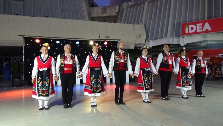 TK “Хопни ми, тропни ми” и трио “Звън” представиха българските традиции в Черна гора