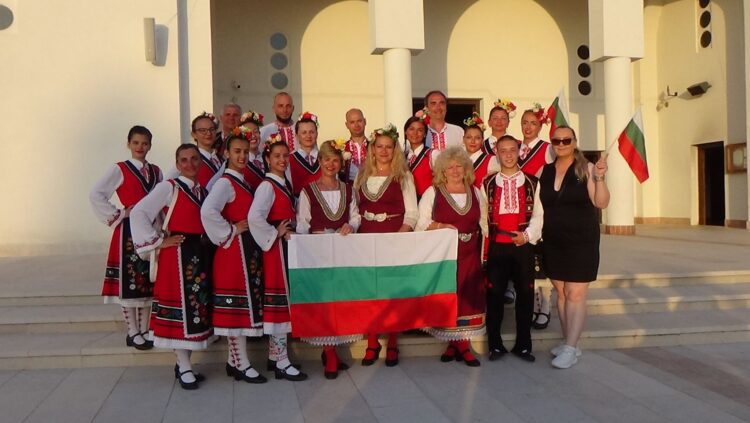 TK “Хопни ми, тропни ми” и трио “Звън” представиха българските традиции в Черна гора