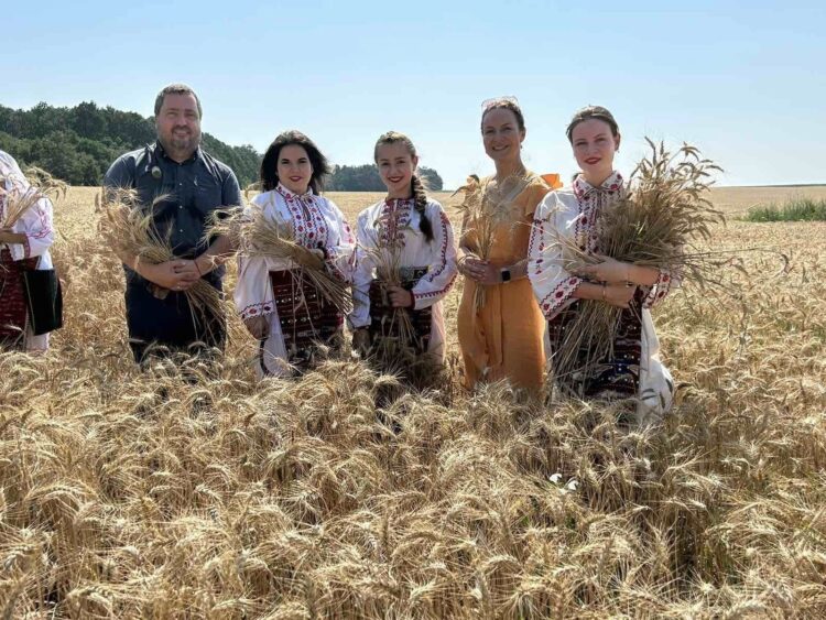Ритуално зажънаха в Крамолин