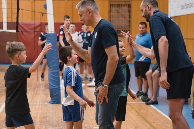 Радост, възхищение и гордост за децата на Севлиево от срещата им с Матей Казийски и Радостин Стойчев