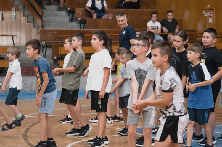 Радост, възхищение и гордост за децата на Севлиево от срещата им с Матей Казийски и Радостин Стойчев