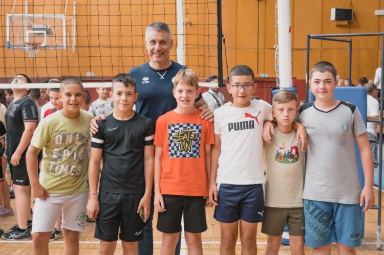 Радост, възхищение и гордост за децата на Севлиево от срещата им с Матей Казийски и Радостин Стойчев