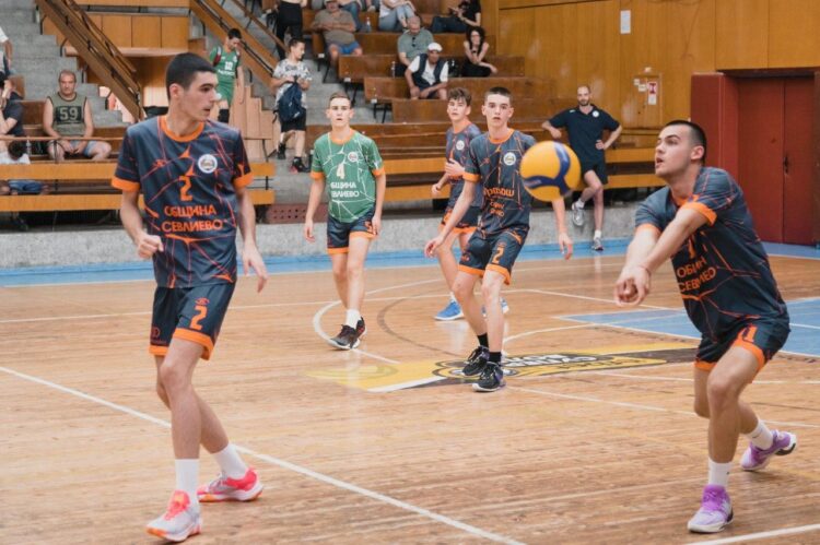 Радост, възхищение и гордост за децата на Севлиево от срещата им с Матей Казийски и Радостин Стойчев