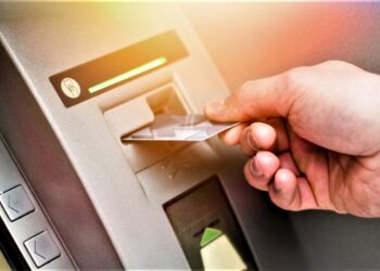 Условна присъда и глоба за мъж, плащал с чужда дебитна карта